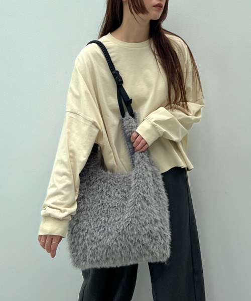 y/m（イム）の「2WAYもこもこBAG（ショルダーバッグ・レディース・グレー・FREE）」の2枚目の写真