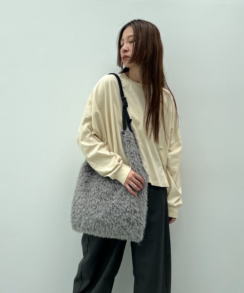 y/m（イム）の「2WAYもこもこBAG（ショルダーバッグ・レディース・グレー・FREE）」の4枚目の写真