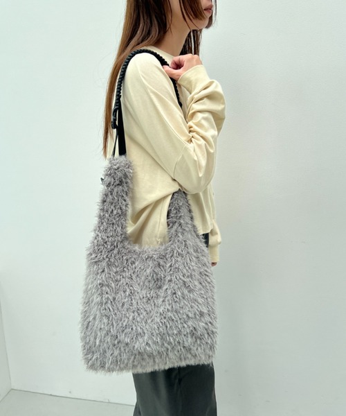 y/m（イム）の「2WAYもこもこBAG（ショルダーバッグ・レディース・グレー・FREE）」の6枚目の写真