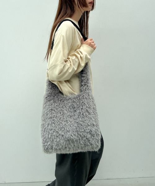 y/m（イム）の「2WAYもこもこBAG（ショルダーバッグ・レディース・グレー・FREE）」の7枚目の写真