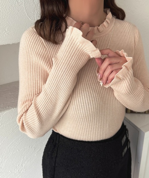 apres jour(アプレジュール)の「フリルネックリブニット【ZOZOTOWN限定アイテム】(ニット/セーター・レディース・グレイッシュベージュ/ブラック/ピンクベージュ/ボルドー/ホワイト・フリー)」の4枚目の写真