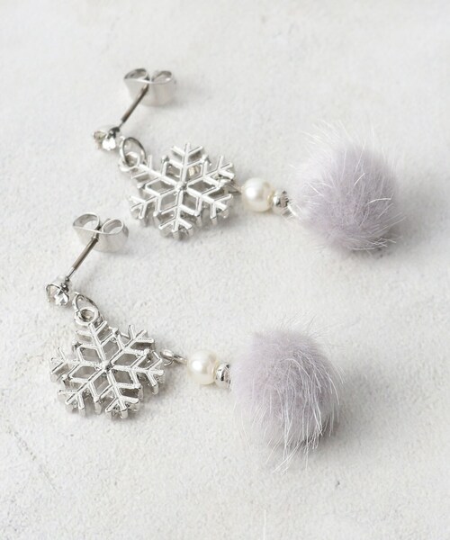 grove（グローブ）の「雪の結晶モチーフフロッキーピアス（ピアス（両耳用）・レディース・ライトベージュ/アイボリー/グレー・00）」の4枚目の写真