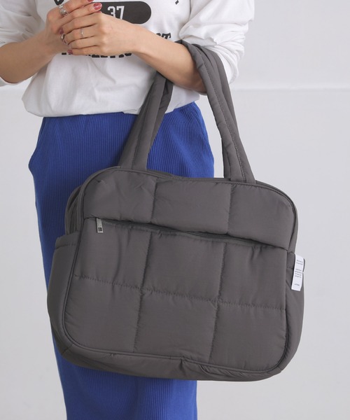ALTROSE（アルトローズ）の「ボストン ボストンバッグ キルト スクエア キャリーオン 中綿 トラベル エンティ（ボストンバッグ・レディース・グレー/ブラック/グレイッシュベージュ・FREE）」の2枚目の写真