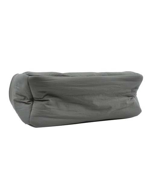 ALTROSE（アルトローズ）の「ボストン ボストンバッグ キルト スクエア キャリーオン 中綿 トラベル エンティ（ボストンバッグ・レディース・グレー/ブラック/グレイッシュベージュ・FREE）」の4枚目の写真