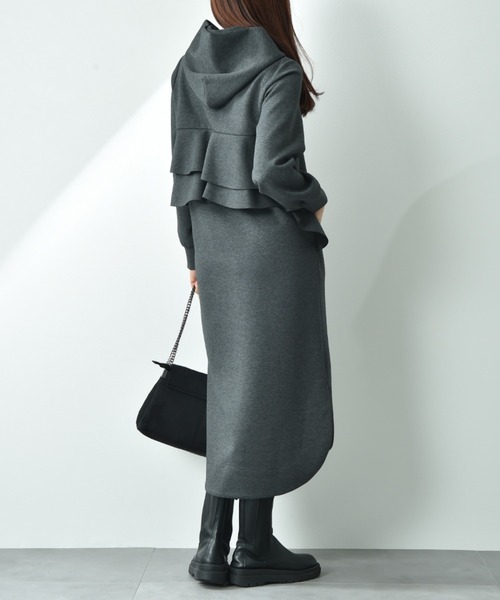 anana(アナナ)の「【anana】ダンボールフリルフーディーワンピース(ワンピース・レディース・ブラック/アイボリー/チャコールグレー・FREE)」の3枚目の写真