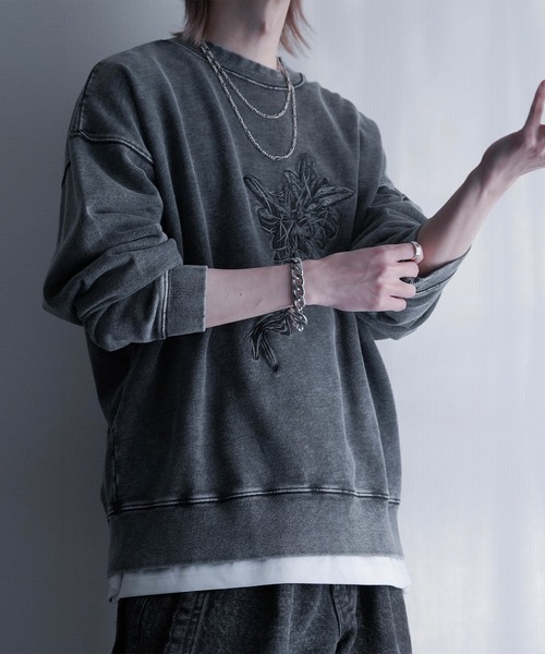 cussil(クシル)の「【cussil/クシル】ピグメントスノーウォッシュ加工フラワー刺繍スウェット(スウェット・メンズ・グレー/ブラック/ブラウン/スモークグレー・L/M/S/XS)」の3枚目の写真