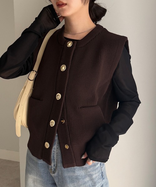 RANAN（ラナン）の「ニュアンスボタンノースリーブニットトップス（ベスト・レディース・ブラック/ホワイト/ブラウン/チャコール・LL/L/M）」の4枚目の写真