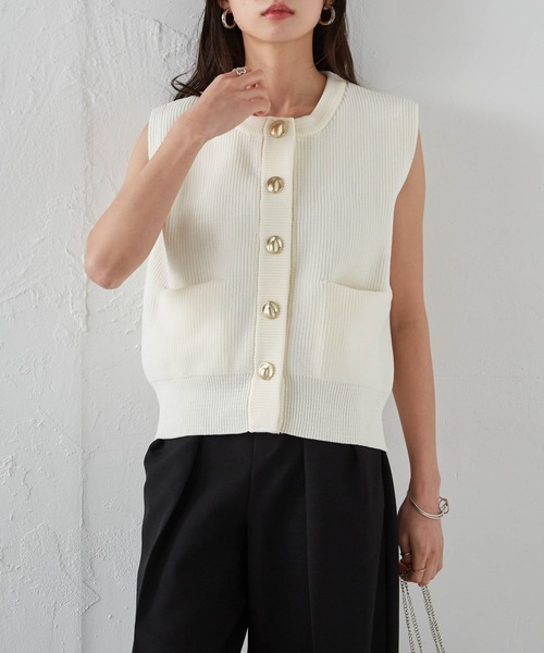 RANAN（ラナン）の「ニュアンスボタンノースリーブニットトップス（ベスト・レディース・ブラック/ホワイト/ブラウン/チャコール・LL/L/M）」の6枚目の写真