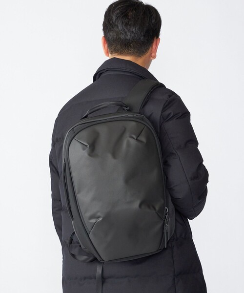 Aer(エアー)の「【SHIPS別注】Aer: DAY PACK(バックパック/リュック・メンズ・ブラック・ONE SIZE)」の4枚目の写真