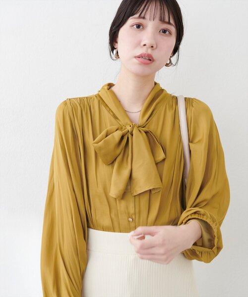 natural couture（ナチュラルクチュール）の「osonoとろみサテンボータイブラウス（シャツ/ブラウス・レディース・その他1/イエロー/モカ/ブルー/オフホワイト・FREE）」の4枚目の写真