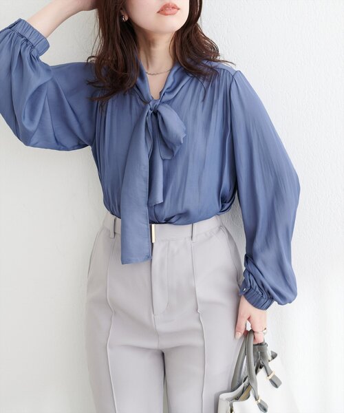 natural couture（ナチュラルクチュール）の「osonoとろみサテンボータイブラウス（シャツ/ブラウス・レディース・その他1/イエロー/モカ/ブルー/オフホワイト・FREE）」の3枚目の写真