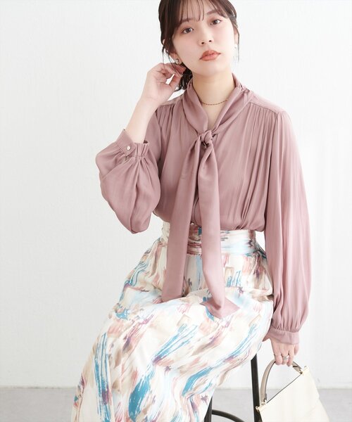 natural couture（ナチュラルクチュール）の「osonoとろみサテンボータイブラウス（シャツ/ブラウス・レディース・その他1/イエロー/モカ/ブルー/オフホワイト・FREE）」の2枚目の写真