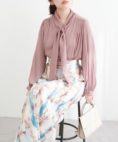 natural couture（ナチュラルクチュール）の「osonoとろみサテンボータイブラウス（シャツ/ブラウス・レディース・その他1/イエロー/モカ/ブルー/オフホワイト・FREE）」の6枚目の写真