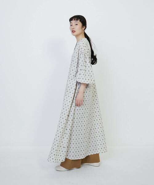 LOISIR（ロワズィール）の「小紋柄カットジャカードワンピース（ワンピース・レディース・グレー/キナリ・M/MT）」の5枚目の写真