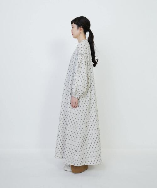 LOISIR（ロワズィール）の「小紋柄カットジャカードワンピース（ワンピース・レディース・グレー/キナリ・M/MT）」の8枚目の写真