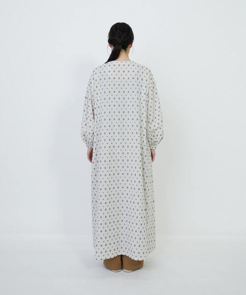 LOISIR（ロワズィール）の「小紋柄カットジャカードワンピース（ワンピース・レディース・グレー/キナリ・M/MT）」の9枚目の写真