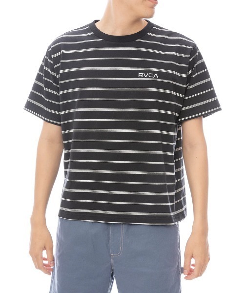 RVCA(ルーカ)の「RVCA メンズ SWEEP RVCA SS Tシャツ 【2025年春夏モデル】/ルーカロゴワンポイントボーダー柄半袖Tシャツ(Tシャツ/カットソー・メンズ・グリーン系その他/ブラウン系その他/ブラック・X-LARGE/LARGE/MEDIUM/SMALL)」の1枚目の写真