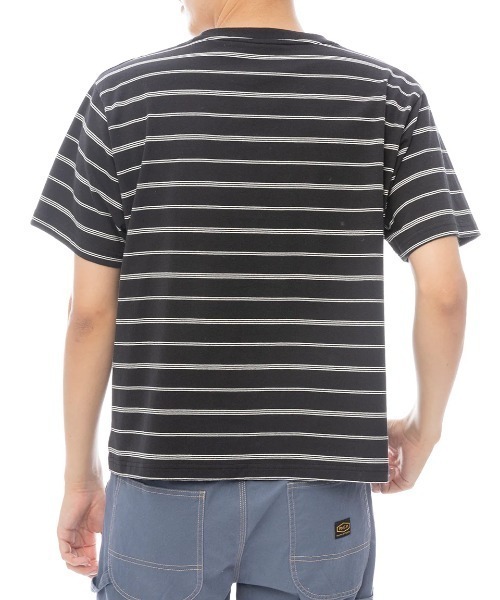 RVCA(ルーカ)の「RVCA メンズ SWEEP RVCA SS Tシャツ 【2025年春夏モデル】/ルーカロゴワンポイントボーダー柄半袖Tシャツ(Tシャツ/カットソー・メンズ・グリーン系その他/ブラウン系その他/ブラック・X-LARGE/LARGE/MEDIUM/SMALL)」の4枚目の写真