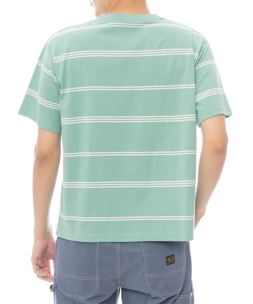 RVCA(ルーカ)の「RVCA メンズ SWEEP RVCA SS Tシャツ 【2025年春夏モデル】/ルーカロゴワンポイントボーダー柄半袖Tシャツ(Tシャツ/カットソー・メンズ・グリーン系その他/ブラウン系その他/ブラック・X-LARGE/LARGE/MEDIUM/SMALL)」の8枚目の写真