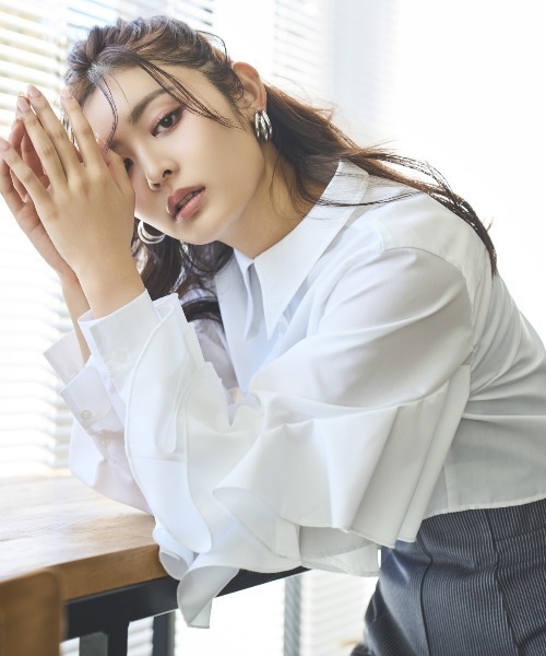 AND COUTURE（アンドクチュール）の「アシメフリルクロップドシャツ（シャツ/ブラウス・レディース・ネイビー/ブルー/オフホワイト・FREE）」の2枚目の写真