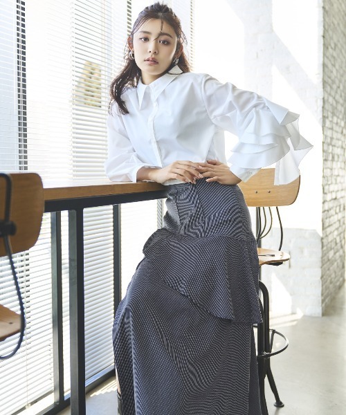 AND COUTURE（アンドクチュール）の「アシメフリルクロップドシャツ（シャツ/ブラウス・レディース・ネイビー/ブルー/オフホワイト・FREE）」の4枚目の写真
