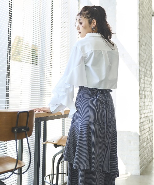 AND COUTURE（アンドクチュール）の「アシメフリルクロップドシャツ（シャツ/ブラウス・レディース・ネイビー/ブルー/オフホワイト・FREE）」の6枚目の写真
