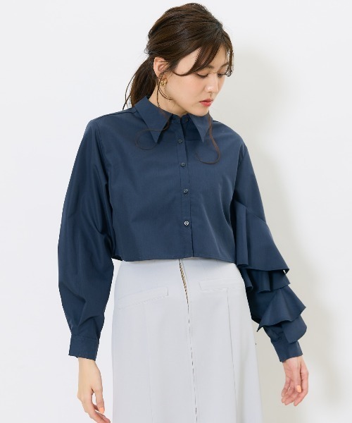 AND COUTURE（アンドクチュール）の「アシメフリルクロップドシャツ（シャツ/ブラウス・レディース・ネイビー/ブルー/オフホワイト・FREE）」の13枚目の写真