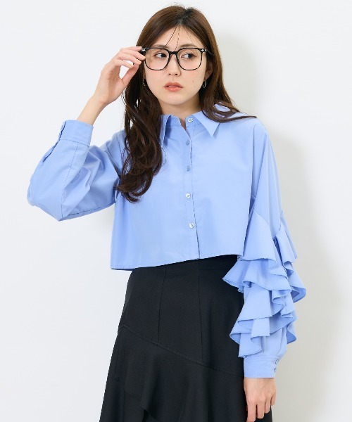 AND COUTURE（アンドクチュール）の「アシメフリルクロップドシャツ（シャツ/ブラウス・レディース・ネイビー/ブルー/オフホワイト・FREE）」の7枚目の写真