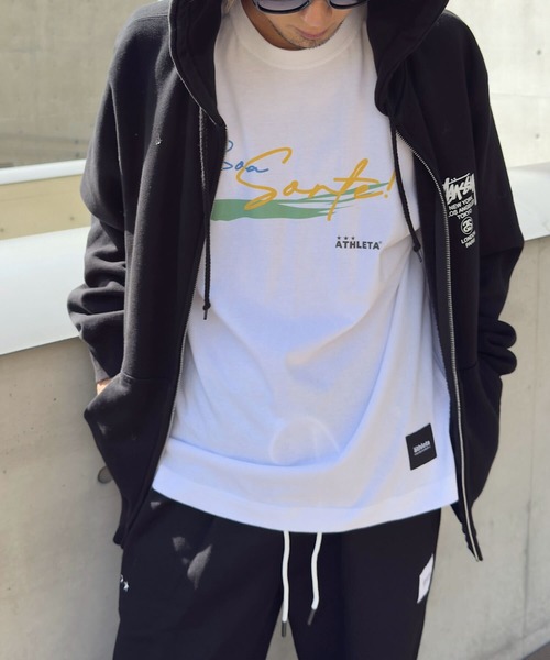 ATHLETA(アスレタ)の「【ZOZO限定・新柄追加】≪ATHLETA/アスレタ≫ブラジルのフットボールムードが映える大人のプリントTシャツ。ゆるっと体型カバーしながらレディースもメンズも着回せるサイズ対応(Tシャツ/カットソー・レディース・ブラック系1/オフホワイト/ブラック系2/ブラック系/ブラック/ホワイト系1/ホワイト系/ホワイト系2/ホワイト系3/ホワイト系4/ブラック系4/ブラック系3/ホワイト系5/ブラック系5/ブラック系6/ホワイト系6/ホワイト系7/ブラック系7/ホワイト系8/ブラック系8/ベージュ/ブルー/グリーン/イエロー系その他/ネイビー/ブラック系その他/ベージュ系その他/ブラック系その他2/イエロー/ホワイト系その他/スミクロ/チャコールグレー/ブルー系その他/ホワイト系その他2/マスタード/ネイビー系/グリーン系その他/イエロー系/ホワイト系9/ブラック系9・L/M/S)」の10枚目の写真