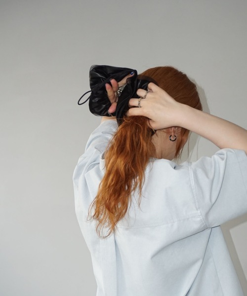 MAISON CHUCLLA（メゾンチュクラ）の「【MAISON CHUCLLA】チュールコンビ レザーライクシュシュ chaj25s01（シュシュ・レディース・ブラック・FREE）」の5枚目の写真