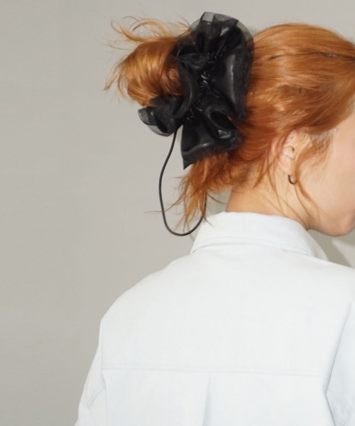 MAISON CHUCLLA（メゾンチュクラ）の「【MAISON CHUCLLA】チュールコンビ レザーライクシュシュ chaj25s01（シュシュ・レディース・ブラック・FREE）」の6枚目の写真