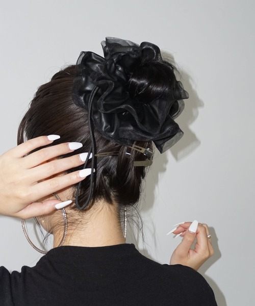 MAISON CHUCLLA（メゾンチュクラ）の「【MAISON CHUCLLA】チュールコンビ レザーライクシュシュ chaj25s01（シュシュ・レディース・ブラック・FREE）」の9枚目の写真