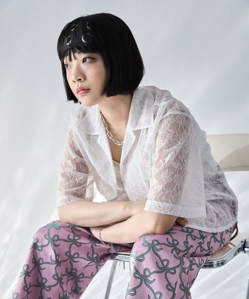 ELUNIS(エルニス)の「フラワーレースシアーシャツ(半袖)(シャツ/ブラウス・レディース・ホワイト/ブラック・FREE)」の5枚目の写真