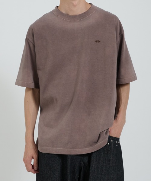Perushu(ペルーシュ)の「フェードスプレー加工 ロゴ刺繍Tシャツ(Tシャツ/カットソー・メンズ・ブラウン/オフホワイト/オリーブ/ブラック・MEDIUM/LARGE)」の1枚目の写真