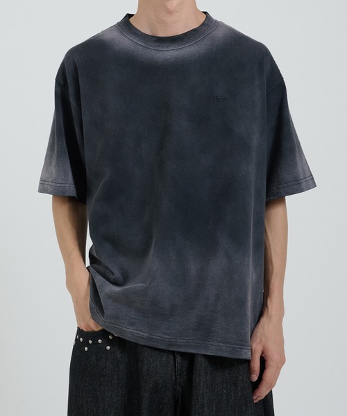 Perushu(ペルーシュ)の「フェードスプレー加工 ロゴ刺繍Tシャツ(Tシャツ/カットソー・メンズ・ブラウン/オフホワイト/オリーブ/ブラック・MEDIUM/LARGE)」の3枚目の写真
