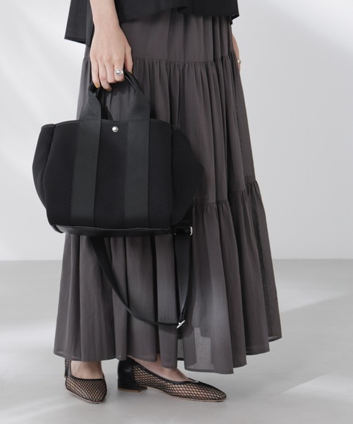 NANO universe（ナノユニバース）の「パンチングショルダートートバッグ（トートバッグ・レディース・グレー/ブラック・FREE）」の2枚目の写真