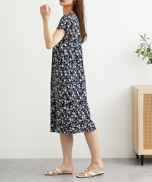 BELLUNA PLUS（ベルーナ）の「レーヨン素材タックデザインワンピース（ワンピース・レディース・ブルー系その他/ネイビー系・X-LARGE/LARGE/MEDIUM）」の3枚目の写真