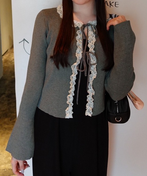 JUNOAH（ジュノア）の「レースフリルリブニットカーディガン（カーディガン/ボレロ・レディース・アイボリー/ブラック/チャコール・LARGE/MEDIUM）」の3枚目の写真