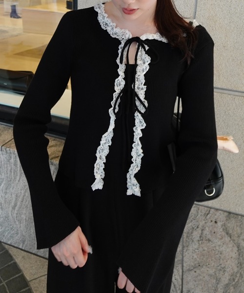 JUNOAH（ジュノア）の「レースフリルリブニットカーディガン（カーディガン/ボレロ・レディース・アイボリー/ブラック/チャコール・LARGE/MEDIUM）」の4枚目の写真