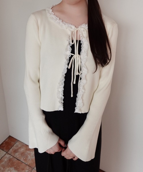 JUNOAH（ジュノア）の「レースフリルリブニットカーディガン（カーディガン/ボレロ・レディース・アイボリー/ブラック/チャコール・LARGE/MEDIUM）」の8枚目の写真