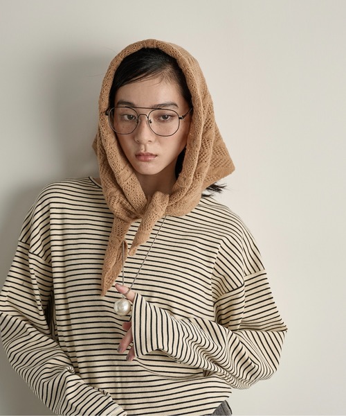 THE YOn（ザヨン）の「ヘリンボーンジャガードトライアングルスカーフ（ストール/ショール・レディース・キャメル/アイボリー/ブラック・FREE）」の4枚目の写真