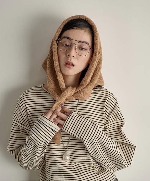 THE YOn（ザヨン）の「ヘリンボーンジャガードトライアングルスカーフ（ストール/ショール・レディース・キャメル/アイボリー/ブラック・FREE）」の5枚目の写真