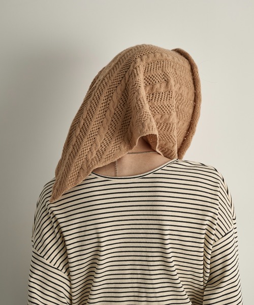 THE YOn（ザヨン）の「ヘリンボーンジャガードトライアングルスカーフ（ストール/ショール・レディース・キャメル/アイボリー/ブラック・FREE）」の8枚目の写真