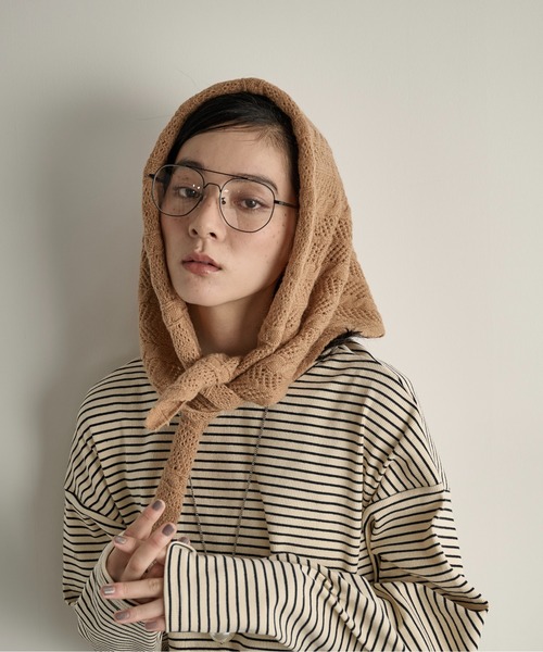 THE YOn（ザヨン）の「ヘリンボーンジャガードトライアングルスカーフ（ストール/ショール・レディース・キャメル/アイボリー/ブラック・FREE）」の6枚目の写真