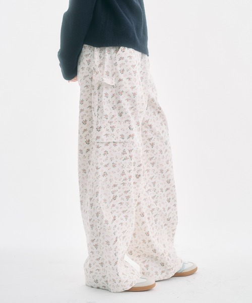 FEKETE（フェケテ）の「floral cargo pants / 小花柄ワイドカーゴ