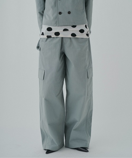 FEKETE（フェケテ）の「floral cargo pants / 小花柄ワイドカーゴパンツ（カーゴパンツ・レディース・ブラック/アイボリー/ネイビー/ミント・LARGE/MEDIUM/SMALL）」の3枚目の写真