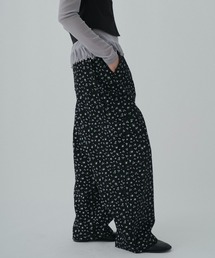 FEKETE（フェケテ）の「floral cargo pants / 小花柄ワイドカーゴパンツ（カーゴパンツ）」