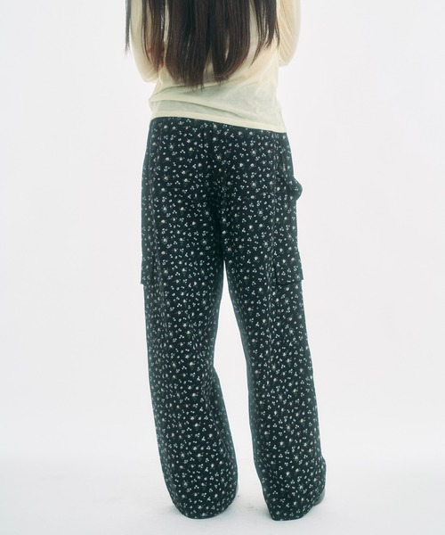 fekete floral cargo pants 小花柄ワイドカーゴパンツ floral cargo pants / 小花柄ワイドカーゴパンツ（カーゴパンツ