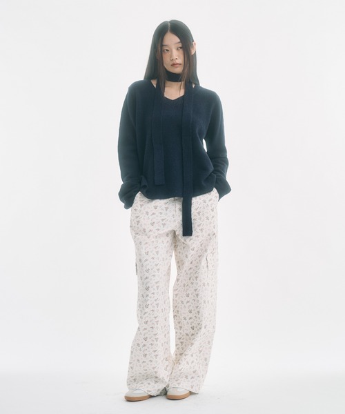 fekete floral cargo pants 小花柄ワイドカーゴパンツ FEKETE（フェケテ）の「floral cargo pants / 小花柄ワイド
