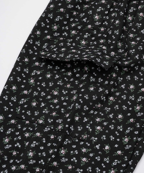 FEKETE（フェケテ）の「floral cargo pants / 小花柄ワイド